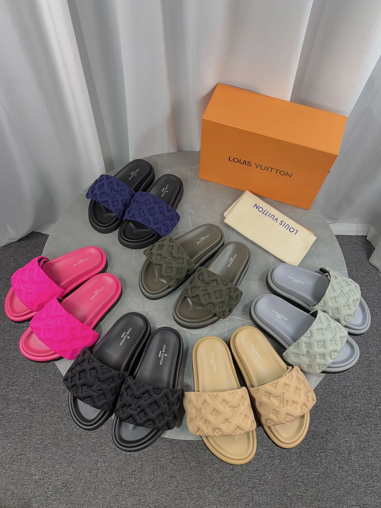 👟👟Ex-factory price 360👟👟 Women's Shoes Women's Clothing LV Donkey Brand L Home 2023 Hot Style Embossed Logo Embossed Sandals This Pool Pillow Comfort flat sandals are made of technical fabrics and use high-frequency embossing technology to reinterpret the Monogram pattern. Soft padded upper with adjustable Velcro, comfortable and tough insole adds harmonious color ▪️Fabric: Original customized technical fabric ▪️Lining: soft sheepskin lining ▪️Sole: Original open-molded rubber foam outsole Color: sky blue. Yellow. Black ▪️Size: 35-45